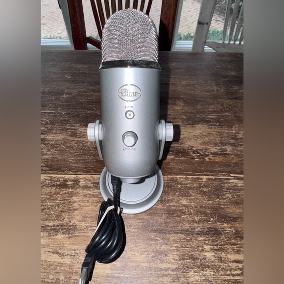 Logitech for Creators Blue Yeti USB Microphone Studio Quality Sound Silver - Picture 1 of 2